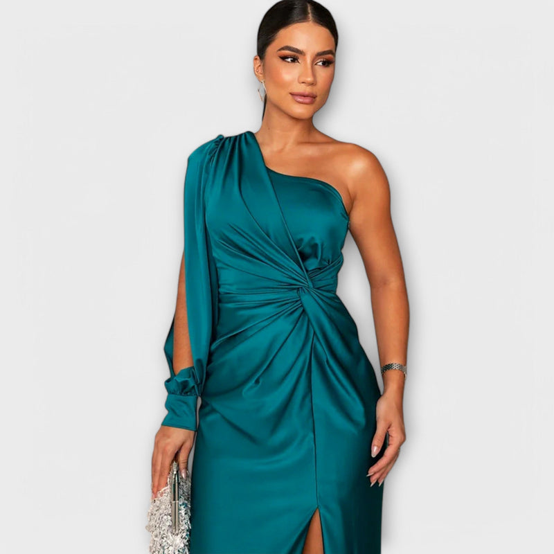 Amelia - A graceful dress with impeccable finesse