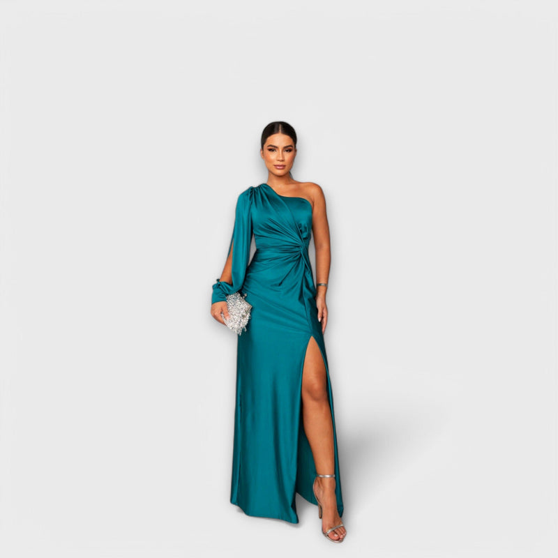 Amelia - A graceful dress with impeccable finesse