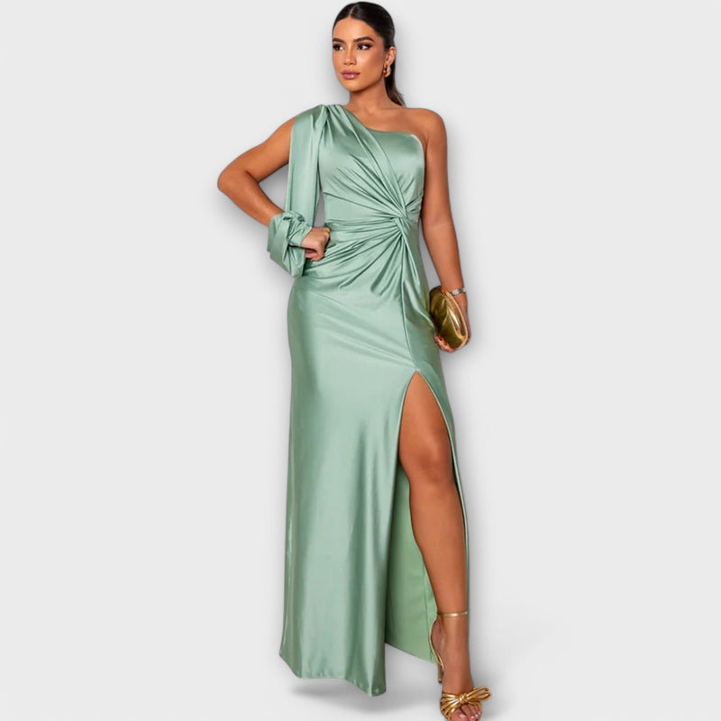 Amelia - A graceful dress with impeccable finesse