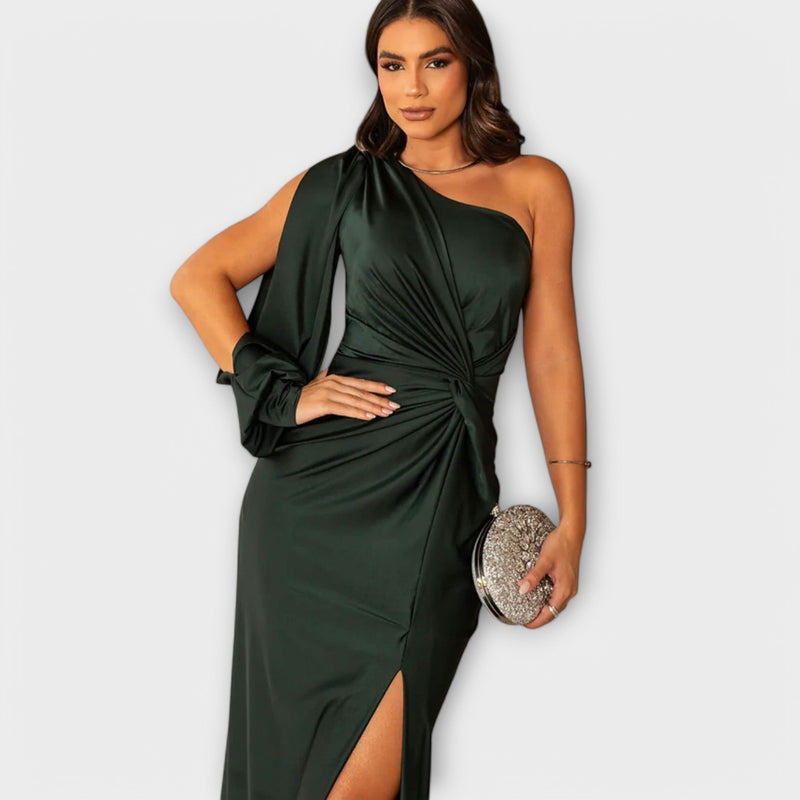 Amelia - A graceful dress with impeccable finesse