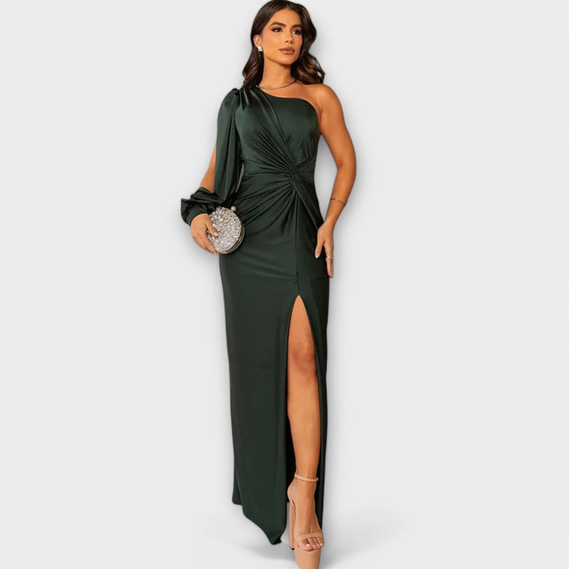 Amelia - A graceful dress with impeccable finesse