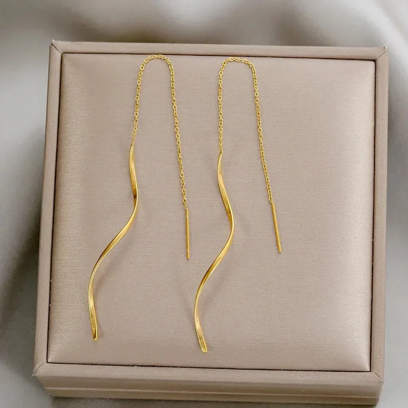 Long earrings with a wavy pattern