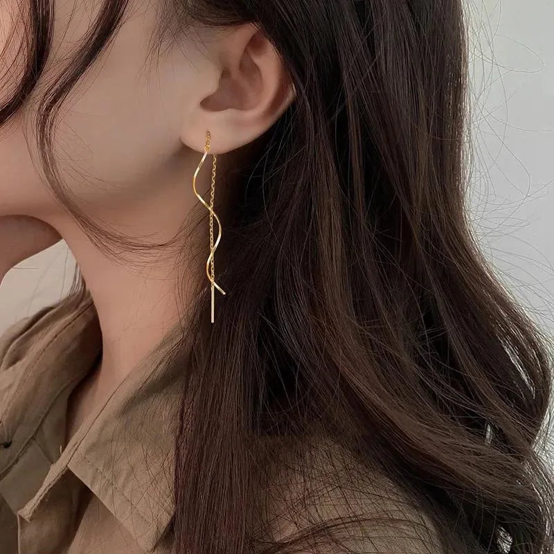 Long earrings with a wavy pattern