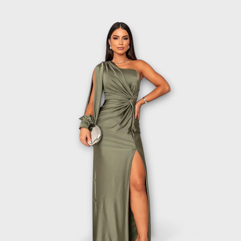 Amelia - A graceful dress with impeccable finesse