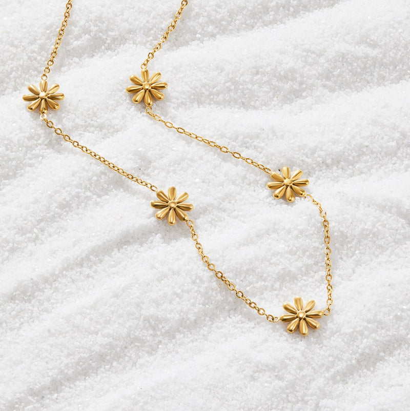 Stylish gold necklace with floral details