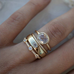 Ring set with zircons and gold