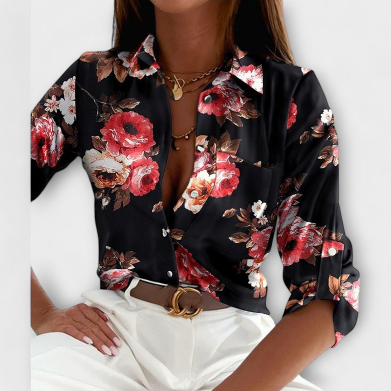 Blouse with a classic collar