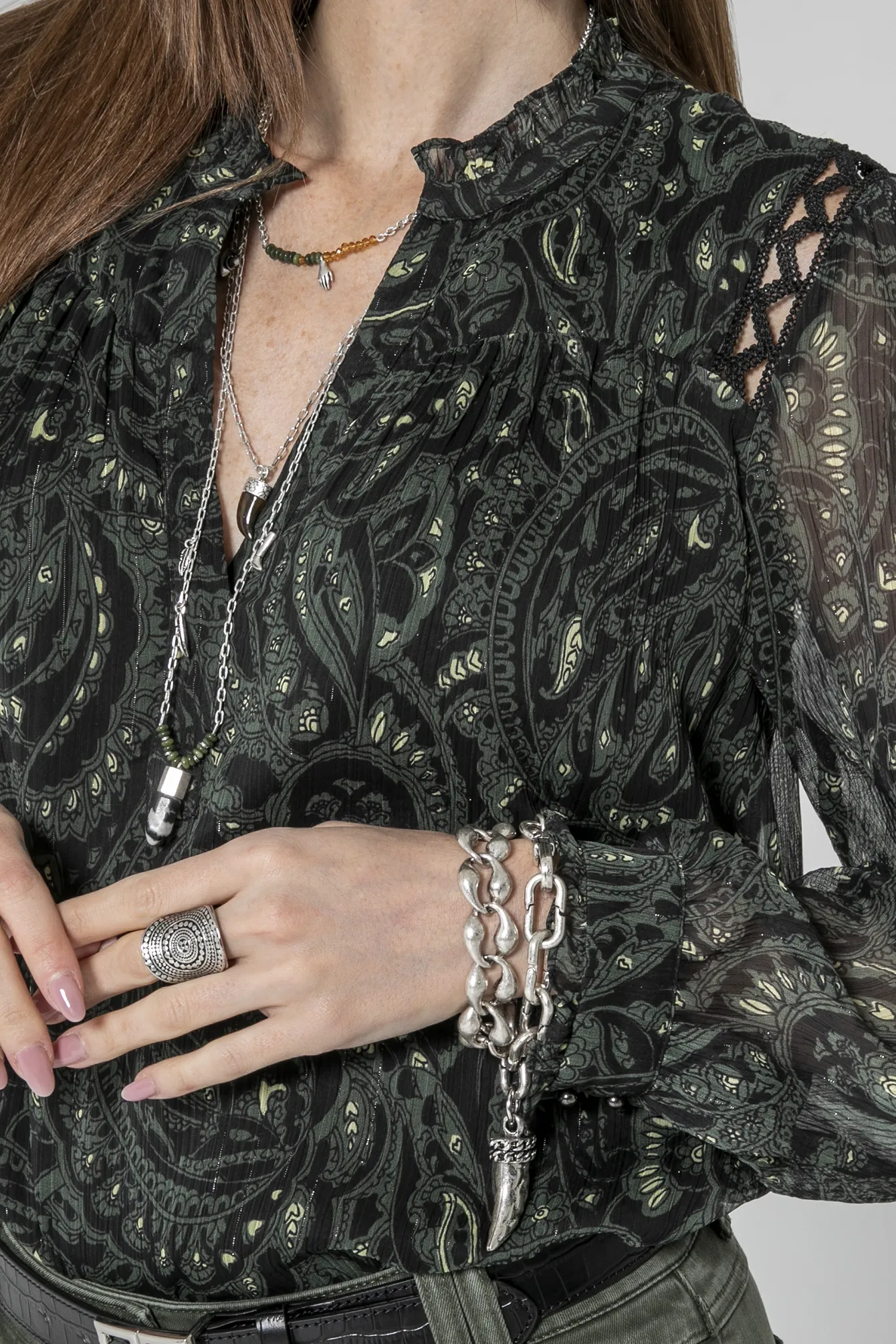 Blouse ajourée kaki et noir - Image 2