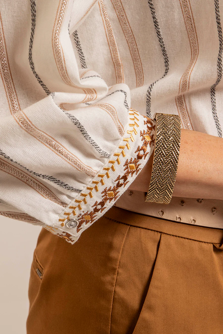 Blouse bohème noir et camel - Image 3