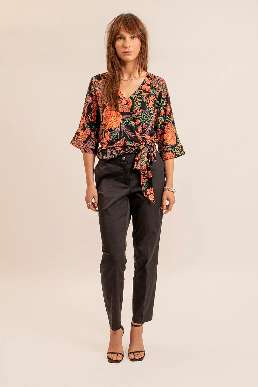 Blouse cache-coeur imprimé noir et orange