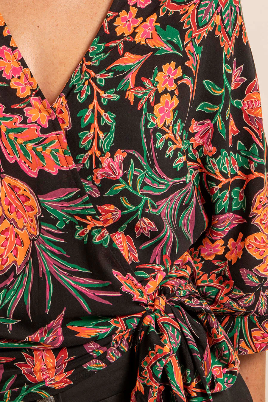 Blouse cache-coeur imprimé noir et orange - Image 2