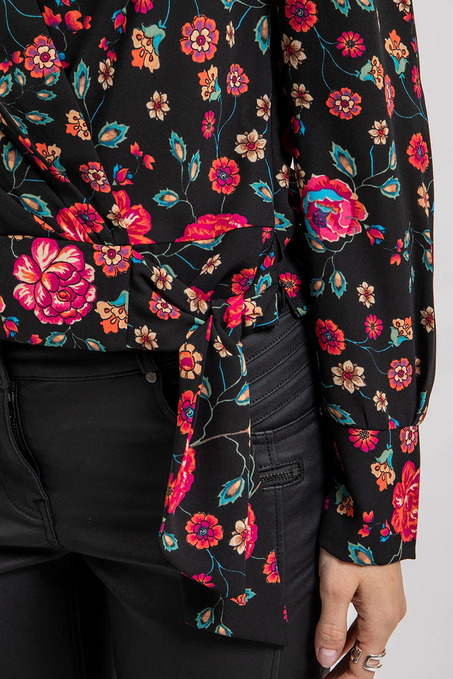 Blouse cache coeur imprimé noir et rose - Image 4