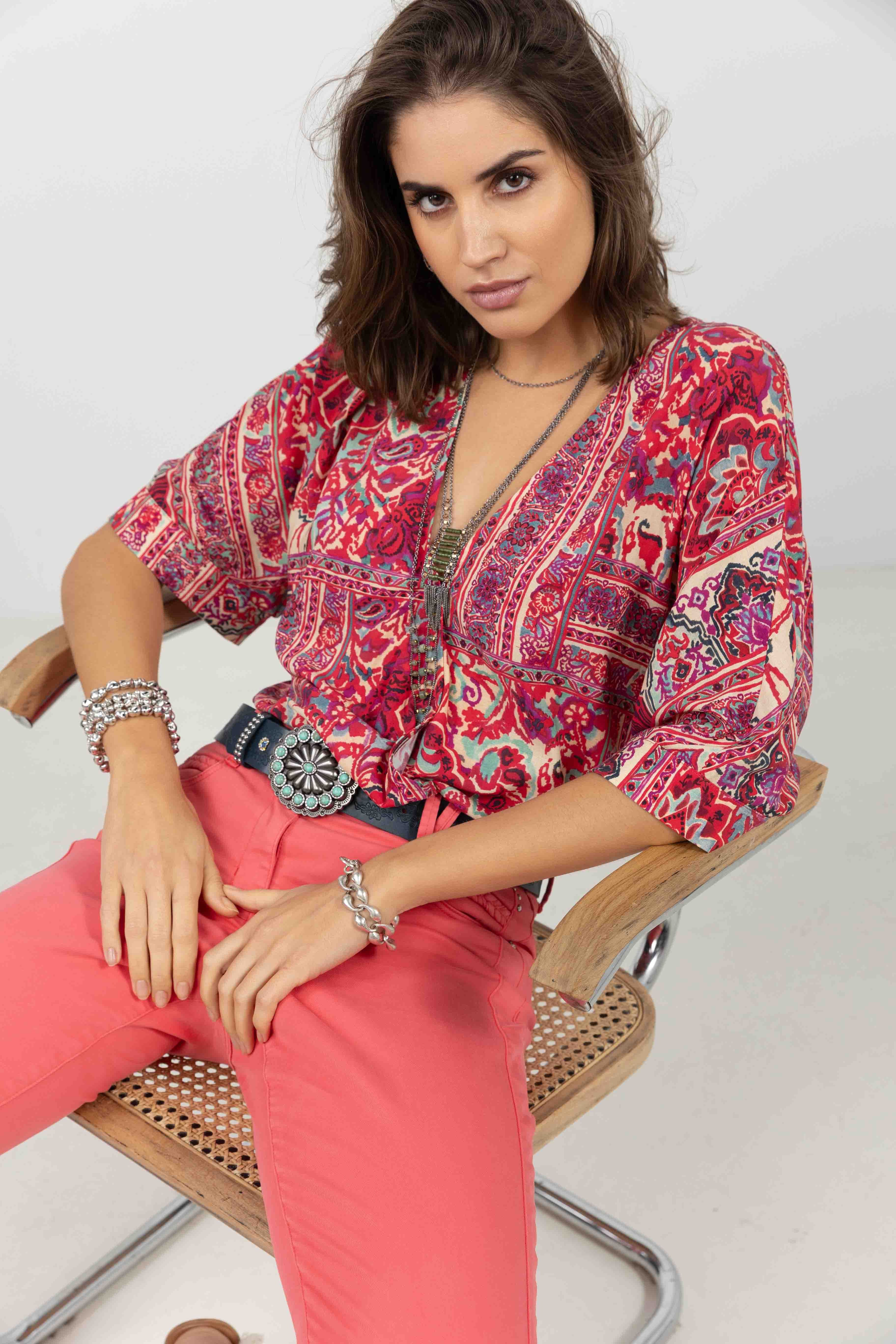 Blouse imprimée rouge rose orientale - Image 3