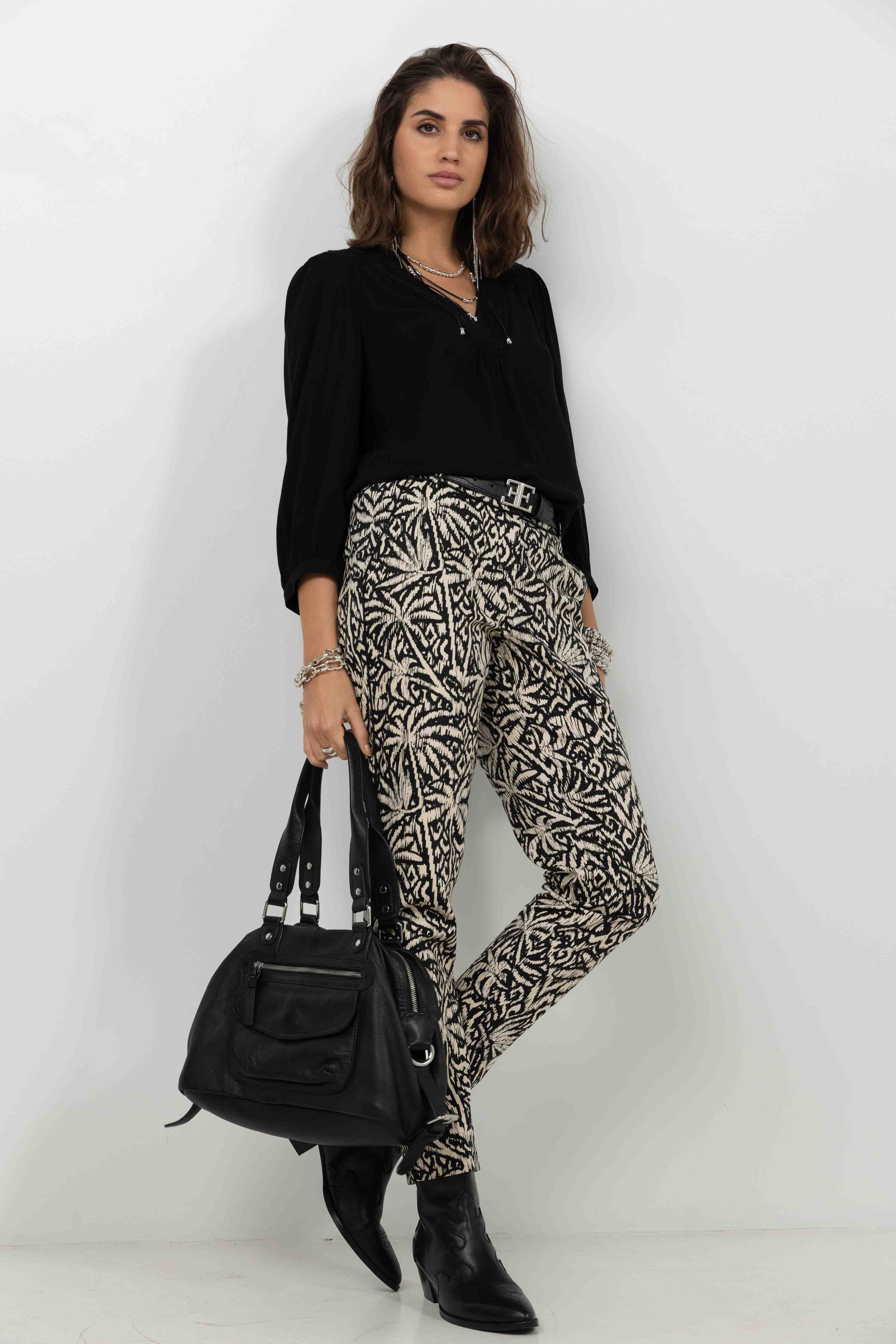 Blouse noire brodée perles chic - Image 3