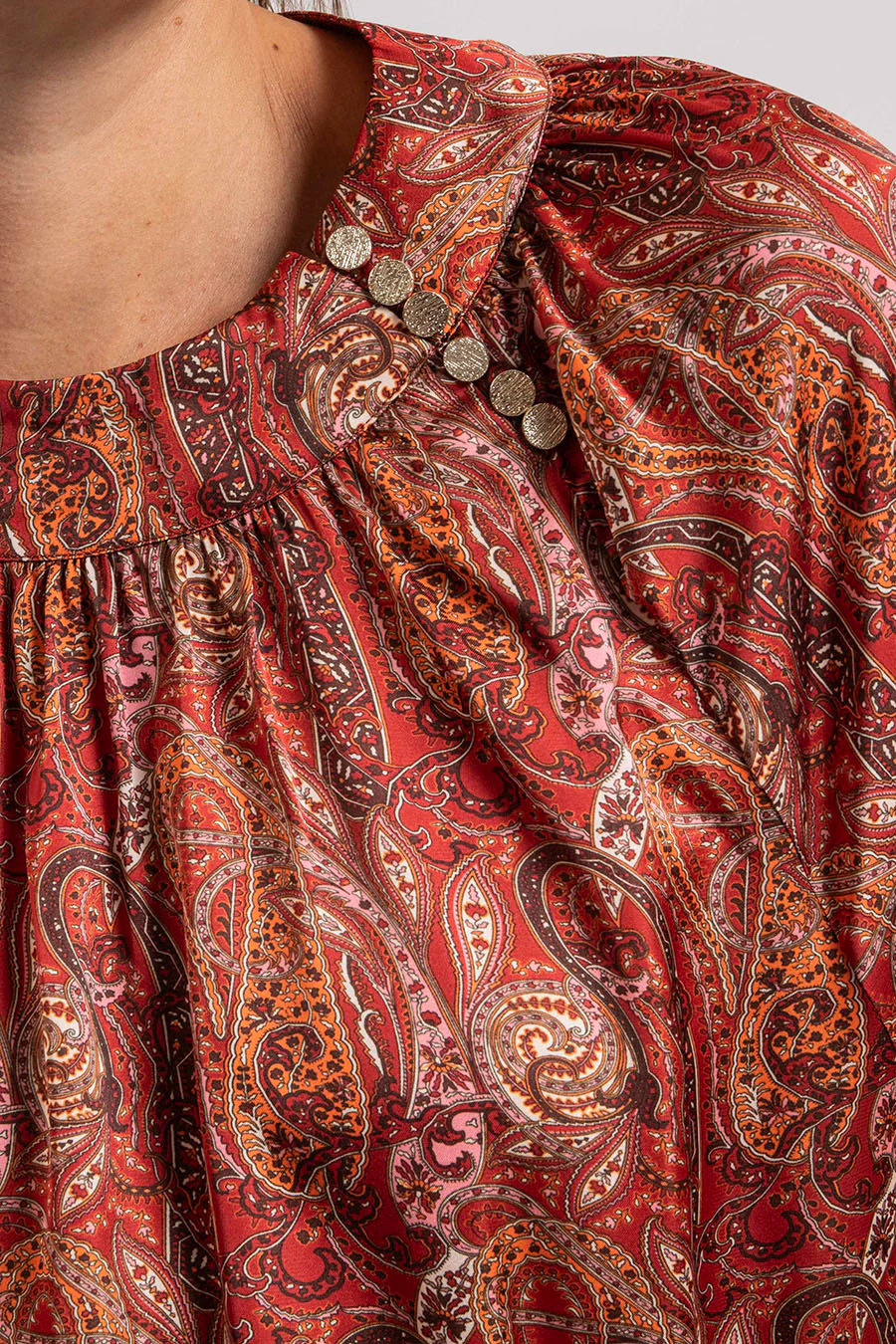 Blouse satinée motif cachemire imprimé grenat - Image 4