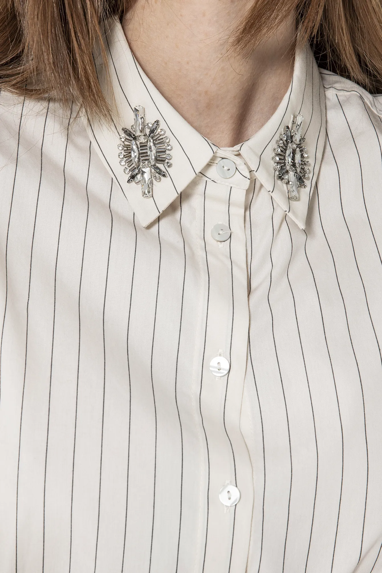 Chemise avec bijoux au col rayée écru et noir - Image 2