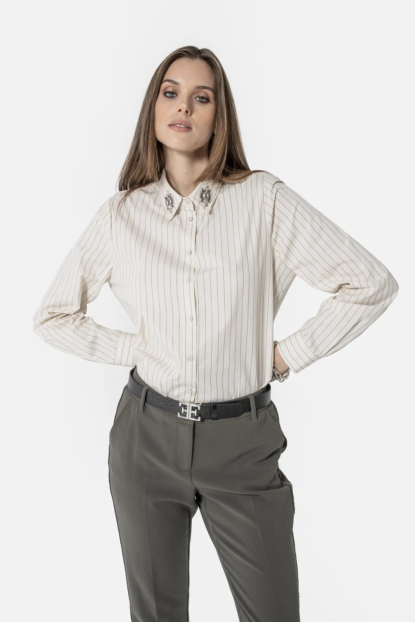 Chemise avec bijoux au col rayée écru et noir - Image 3