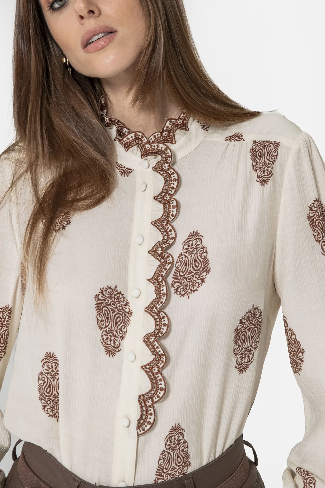 Chemise esprit jabot et imprimé choco - Image 2
