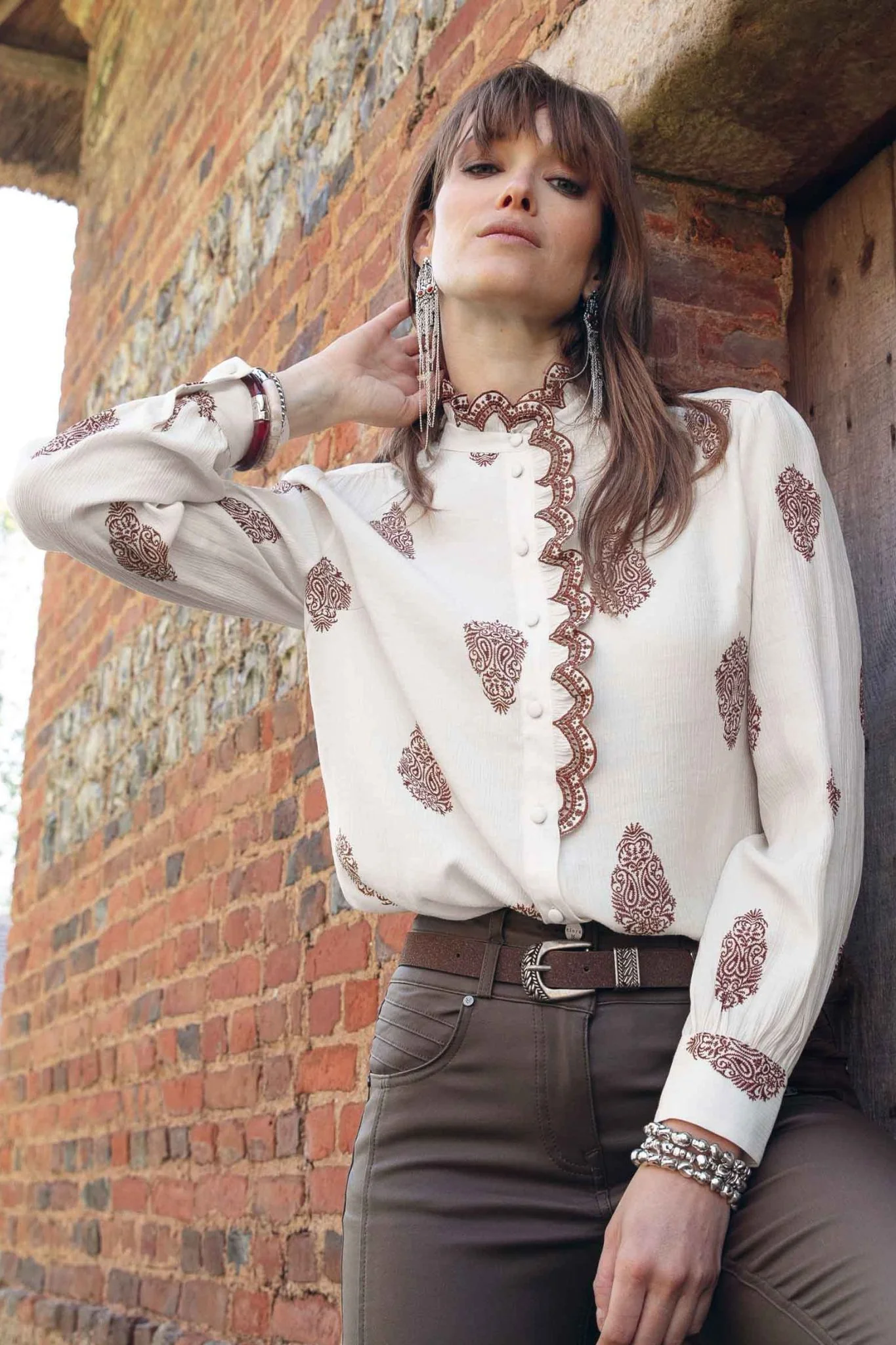 Chemise esprit jabot et imprimé choco - Image 5