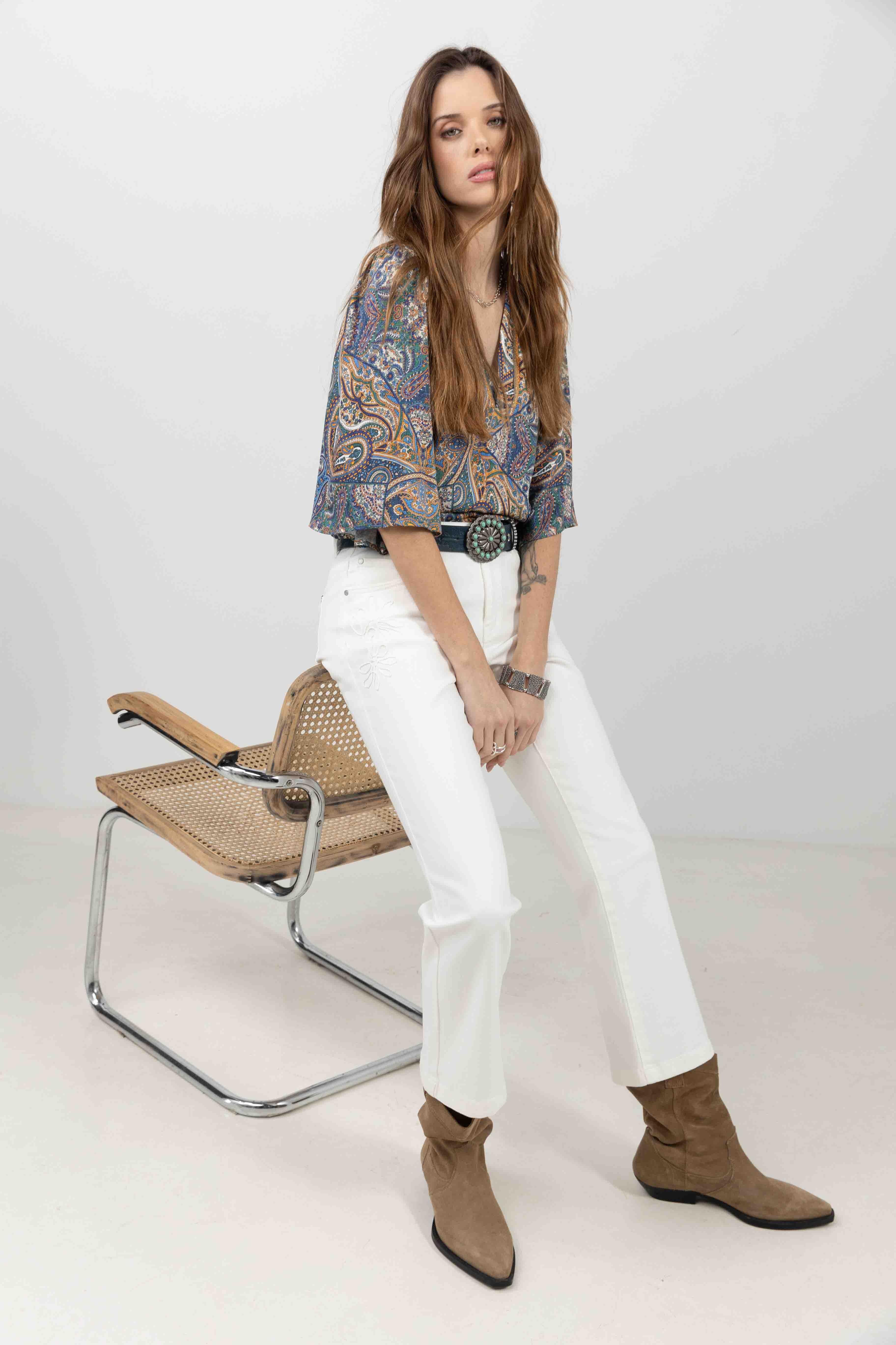 Jean blanc bootcut broderie chic - Image 3