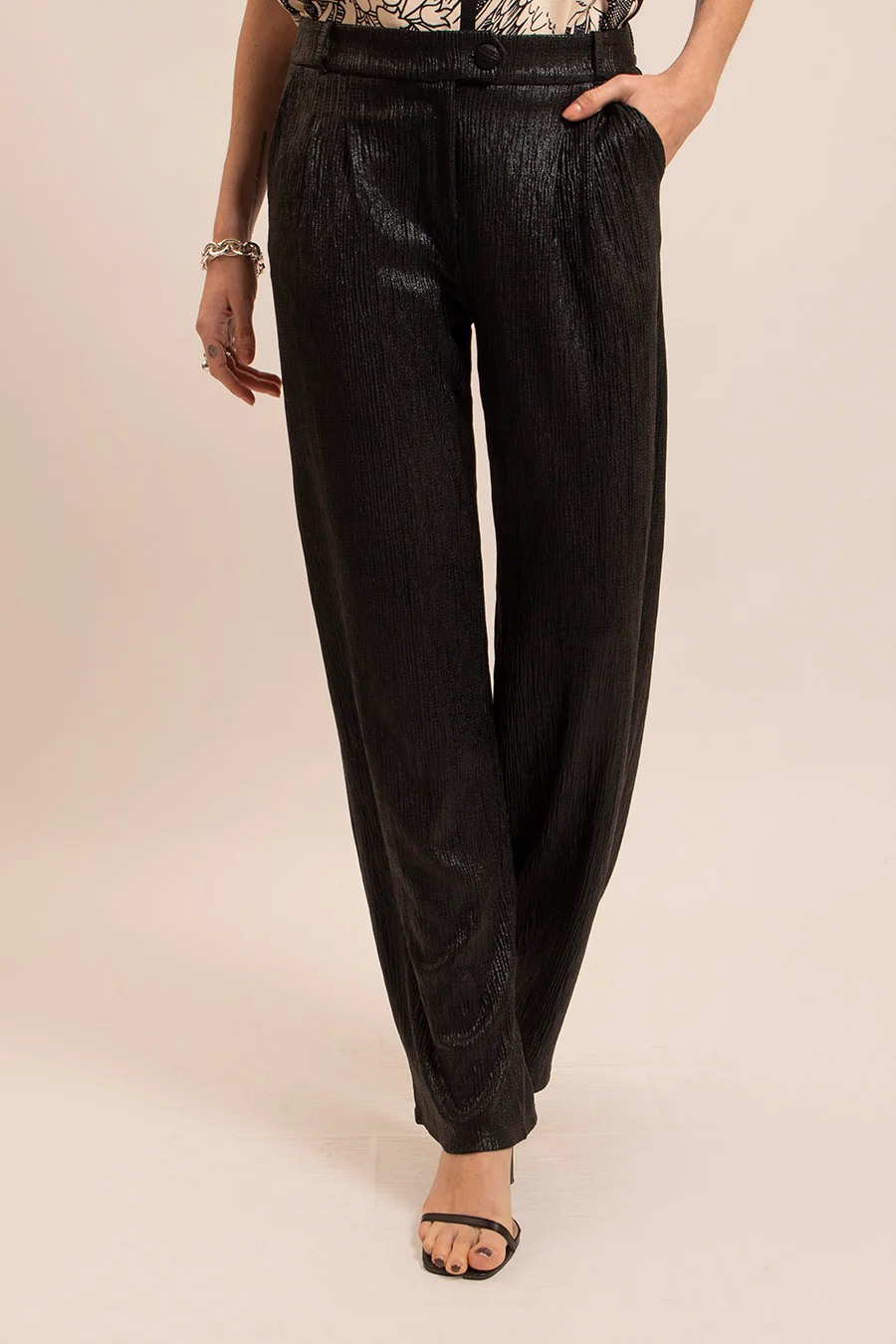 Pantalon effet métallisé noir - Image 3