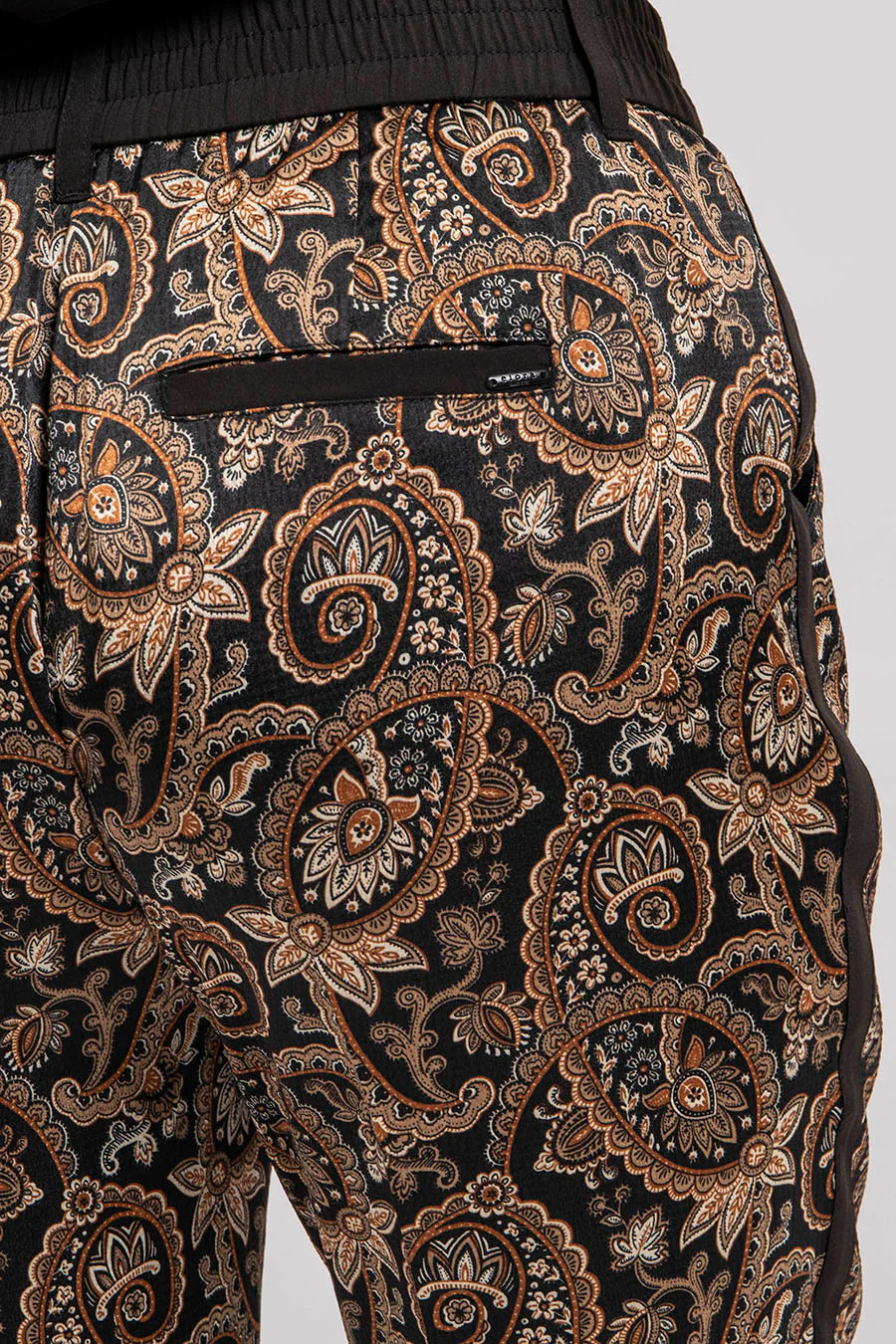 Pantalon imprimé baroque noir et beige - Image 4
