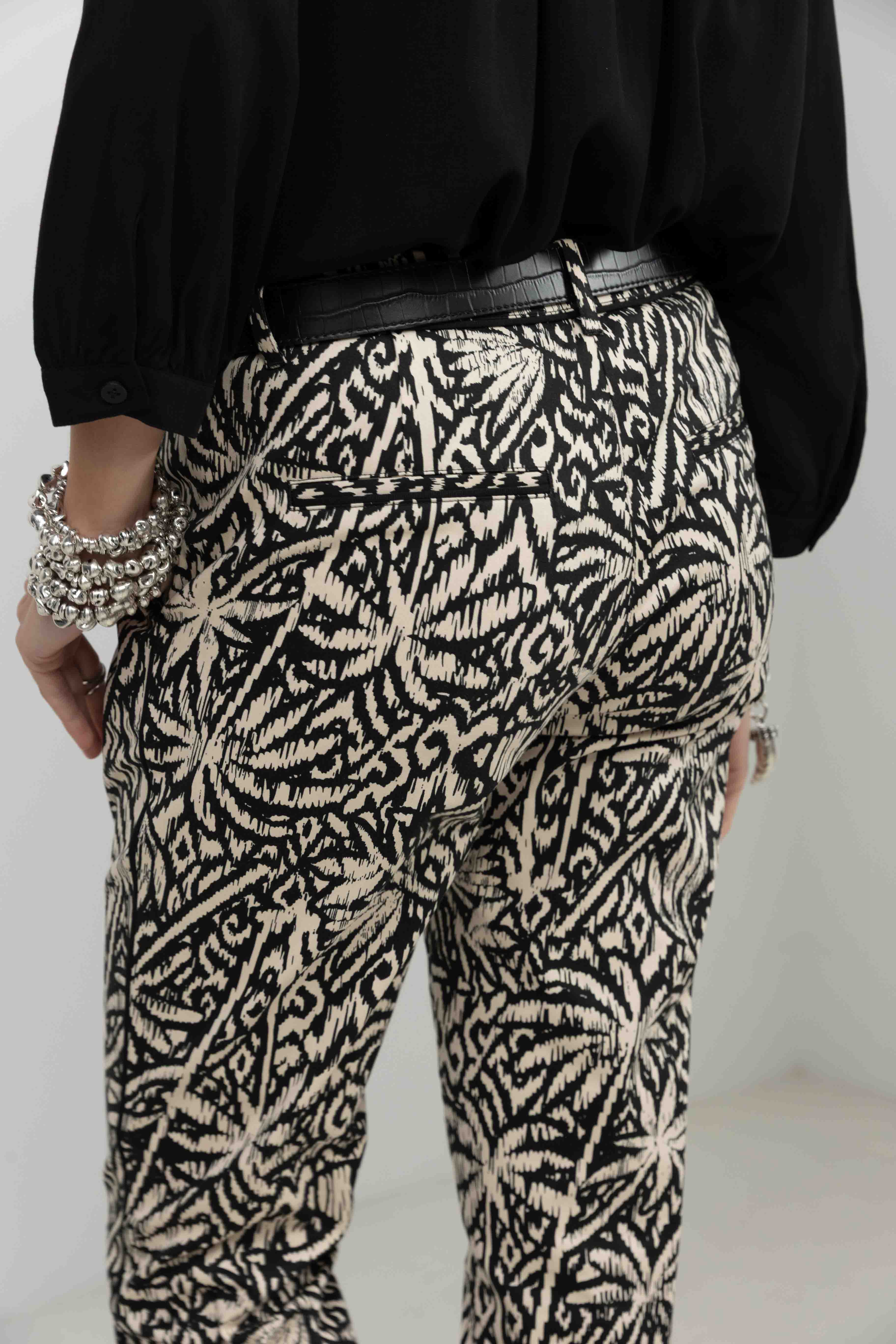 Pantalon imprimé graphique écru noir - Image 4