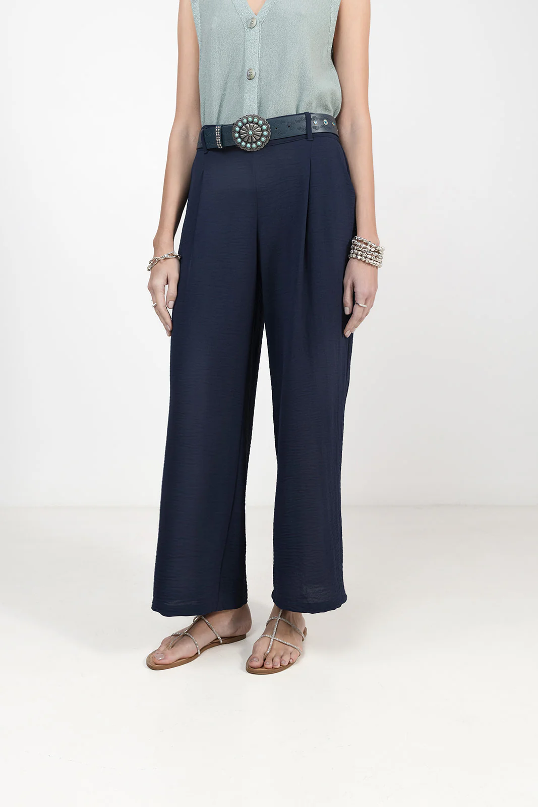 Pantalon marine large fluide élégant - Image 3