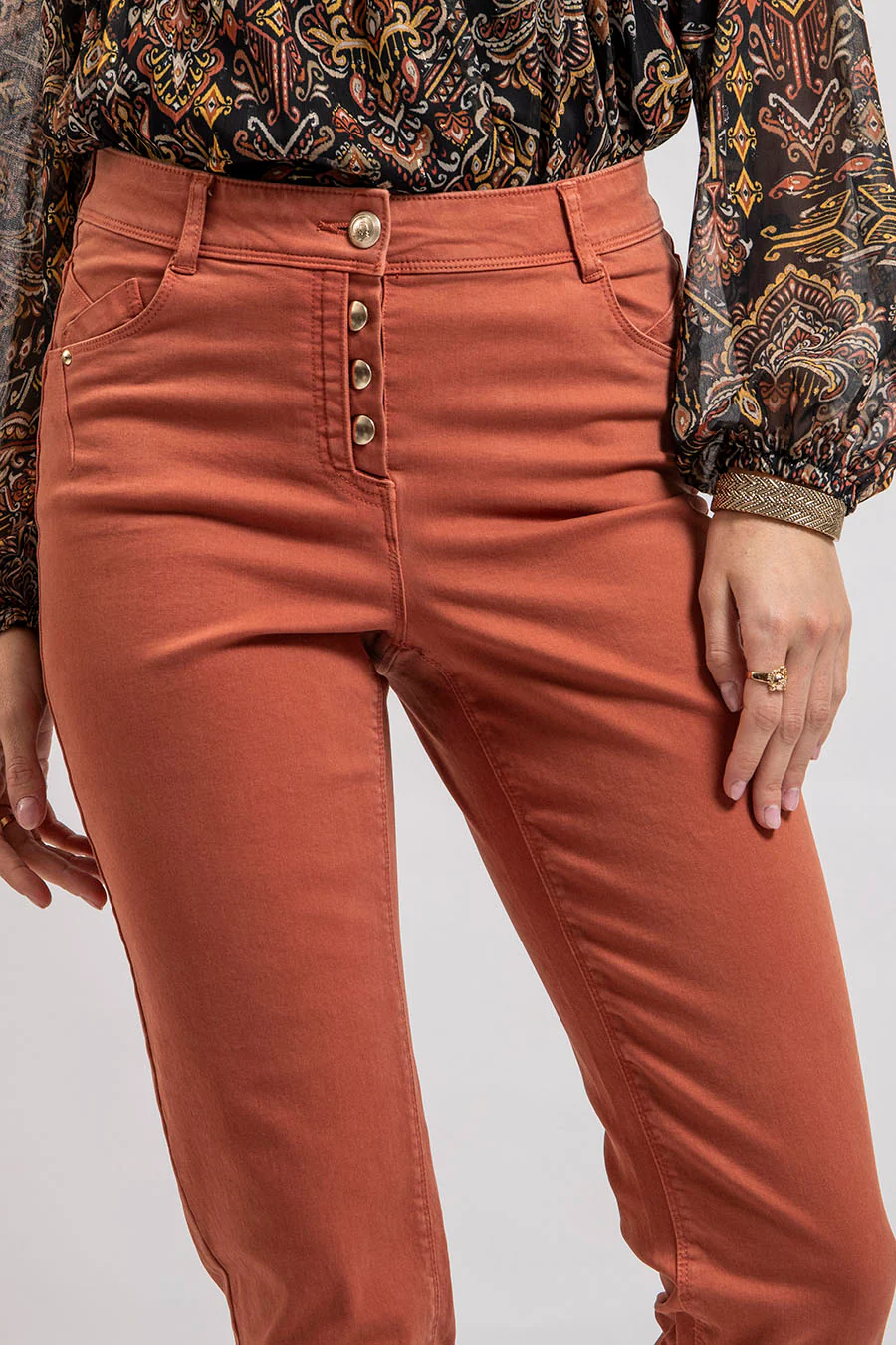 Pantalon slim coloris rouille - Image 2