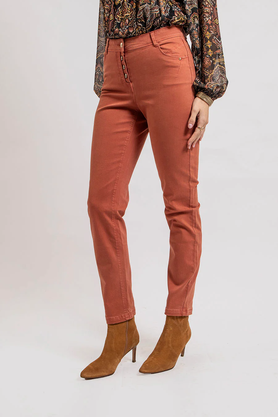 Pantalon slim coloris rouille - Image 3