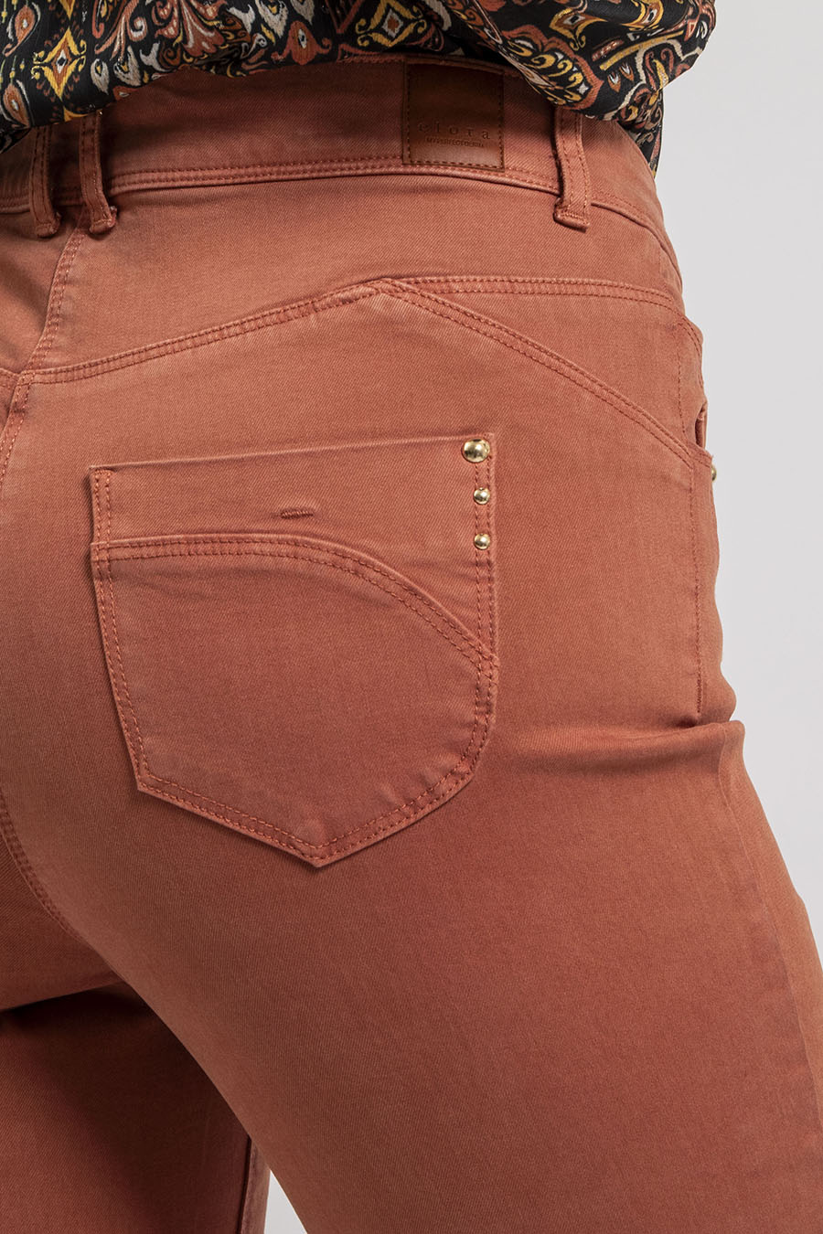 Pantalon slim coloris rouille - Image 4