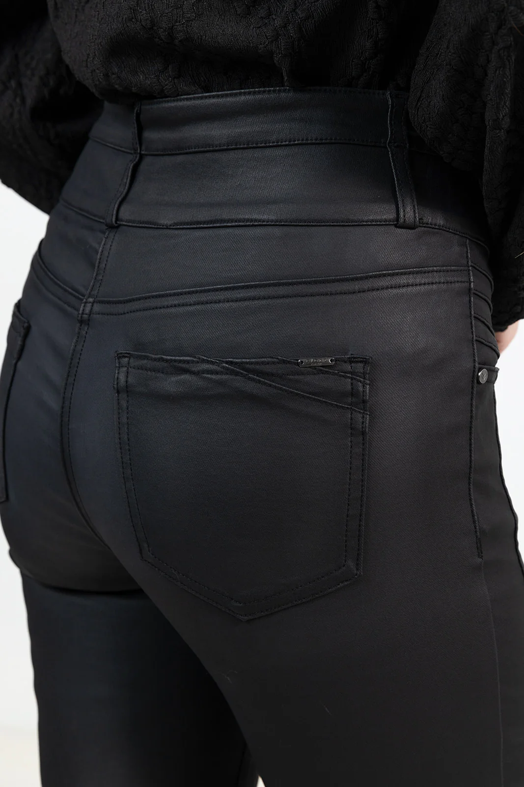 Pantalon slim enduit noir - Image 4