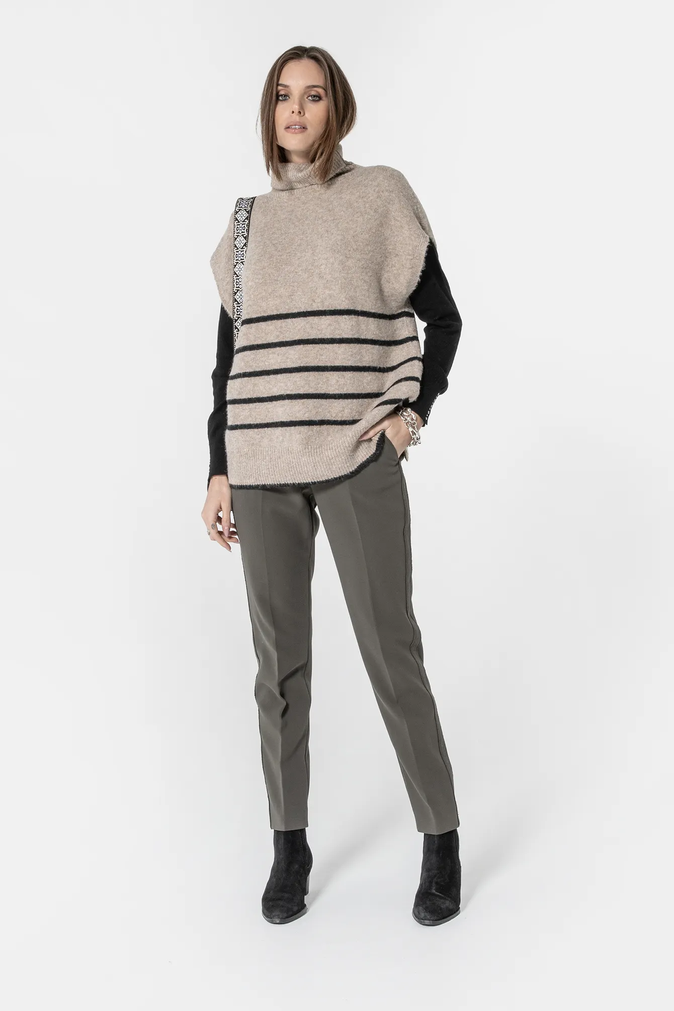 Poncho col roulé rayé beige et noir - Image 2