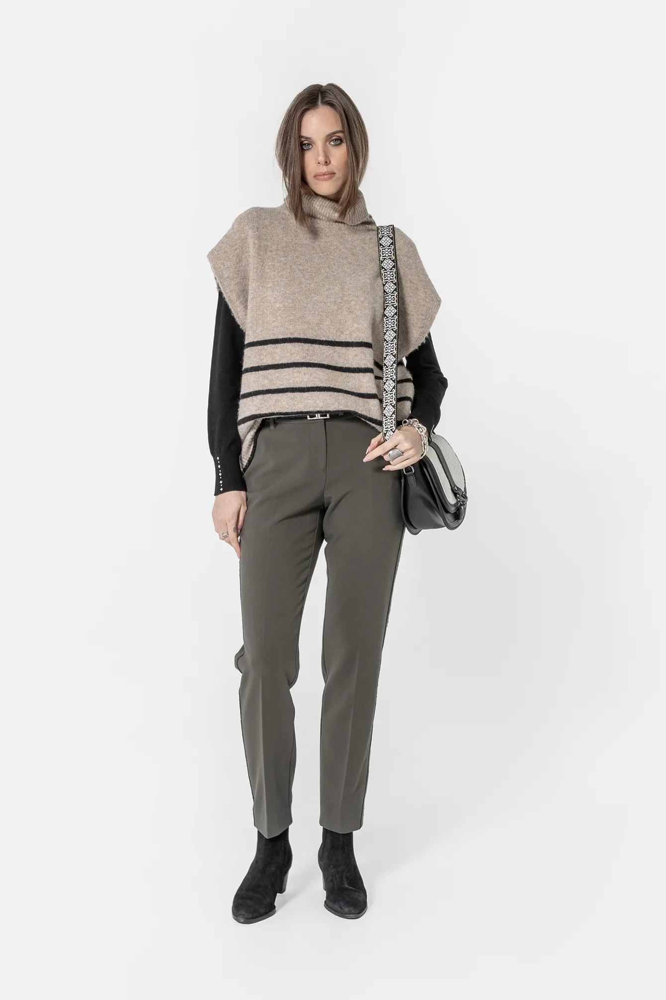 Poncho col roulé rayé beige et noir - Image 3