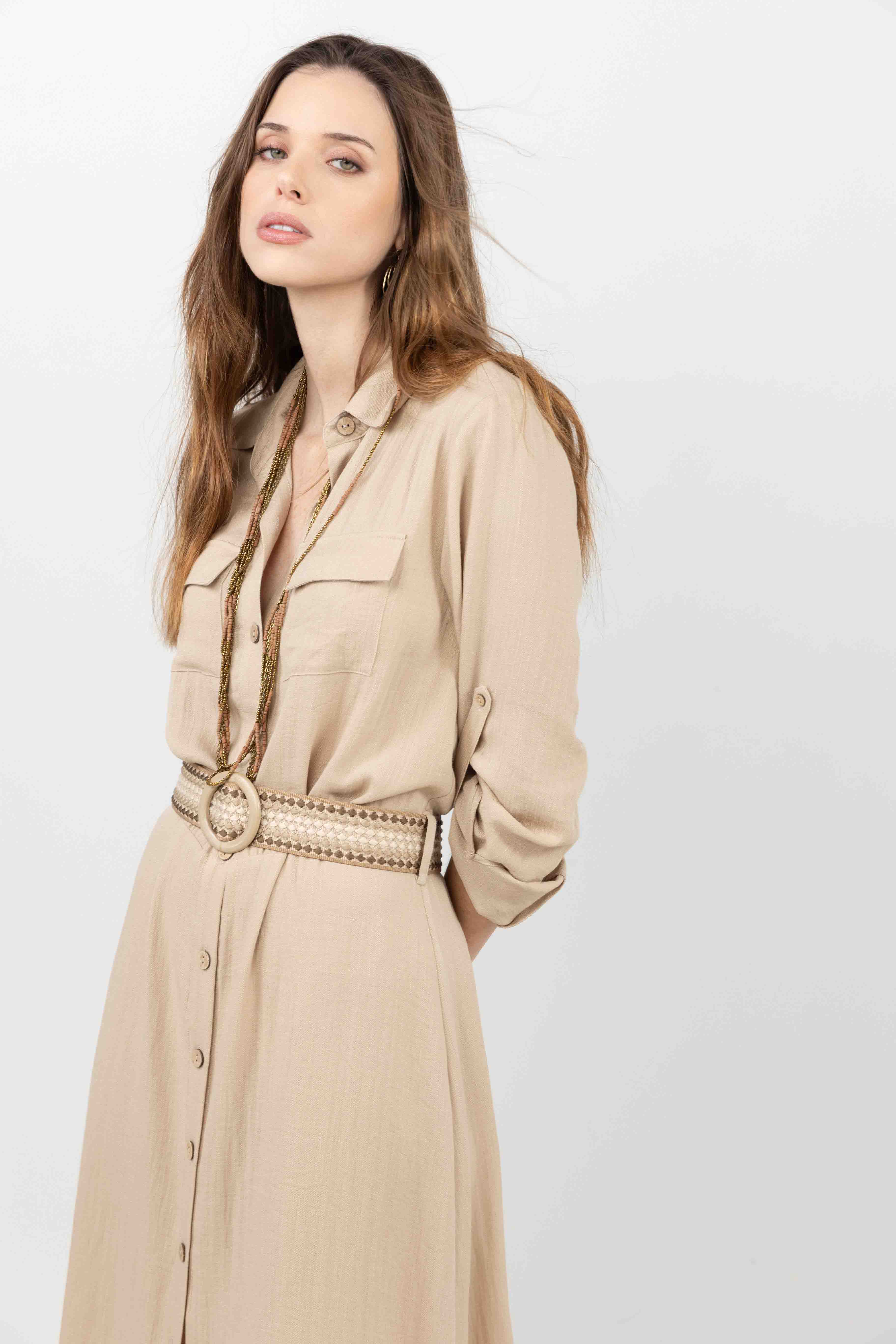 Robe chemise beige longue fluide - Image 2