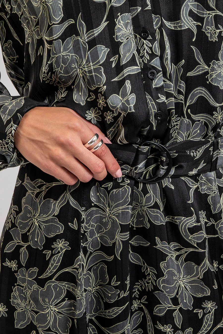 Robe courte imprimé fleurs noir et kaki - Image 3