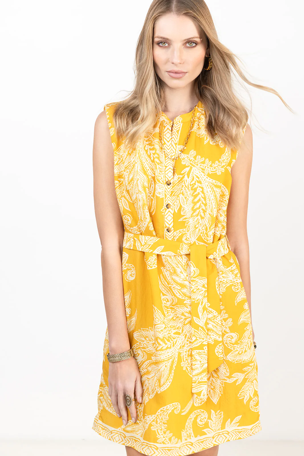 Robe imprimée jaune épaulée ceinturée - Image 2