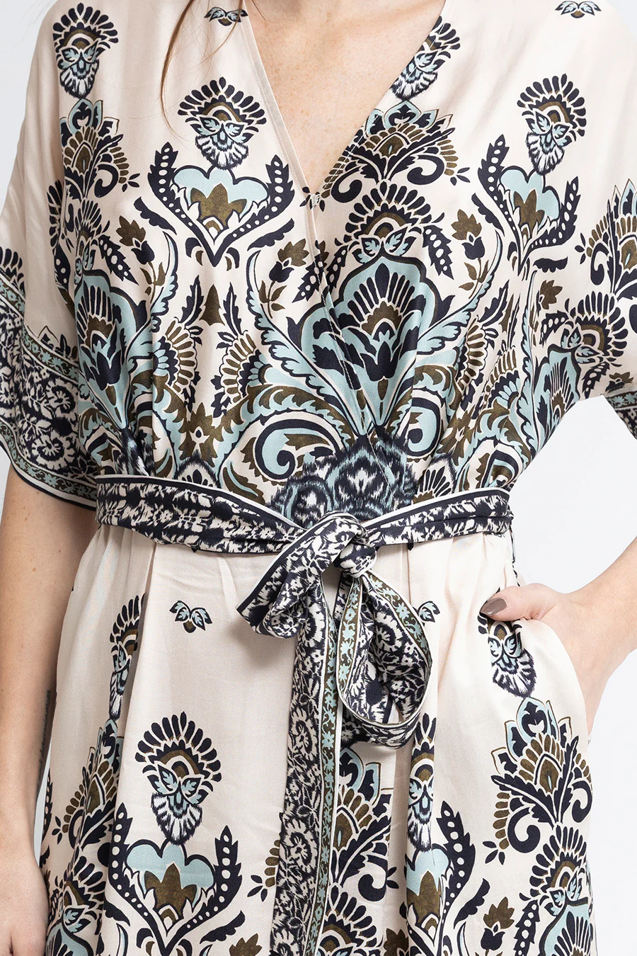 Robe kimono imprimé écru kaki et bleu - Image 2