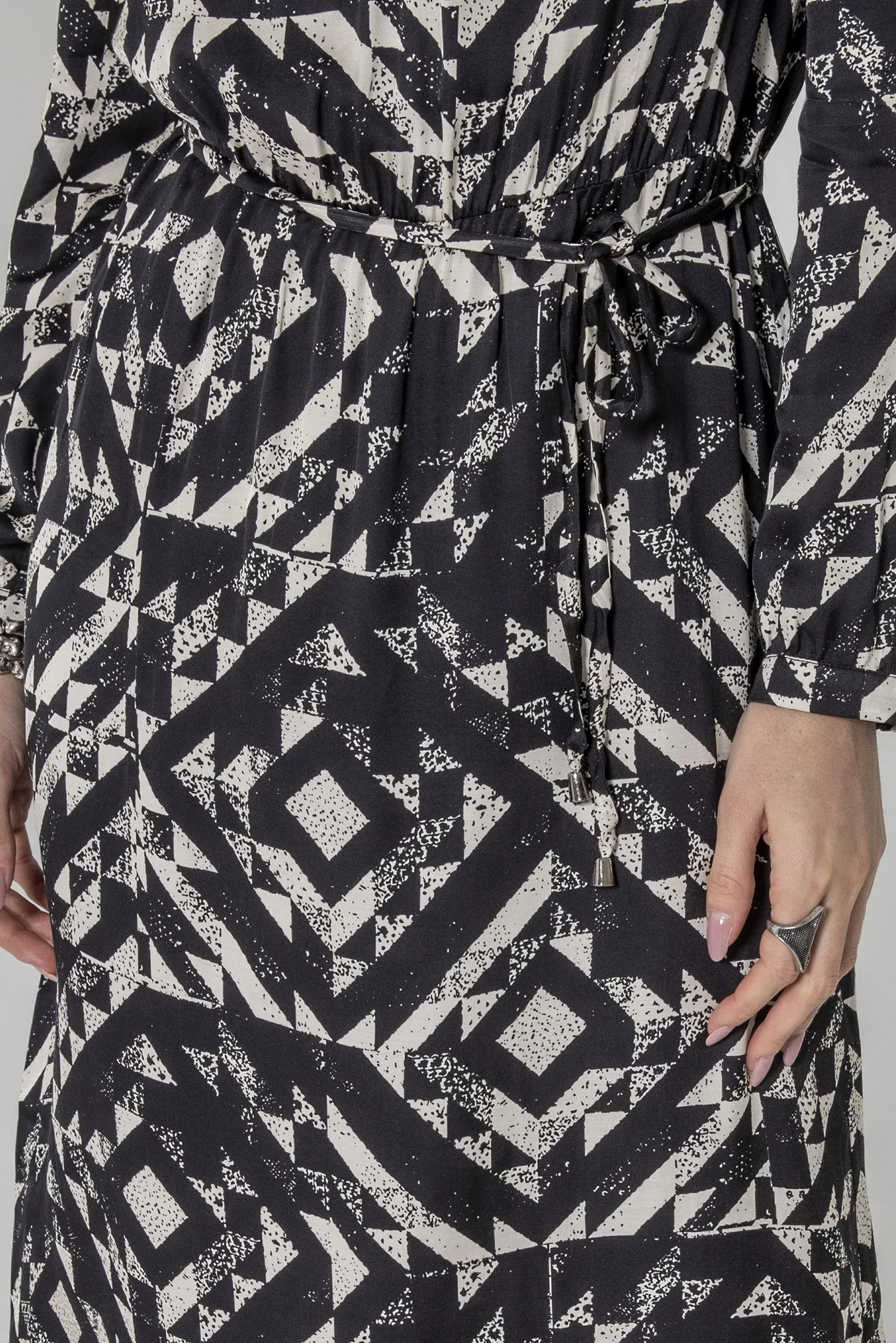 Robe longue imprimé graphique écru et noir - Image 4