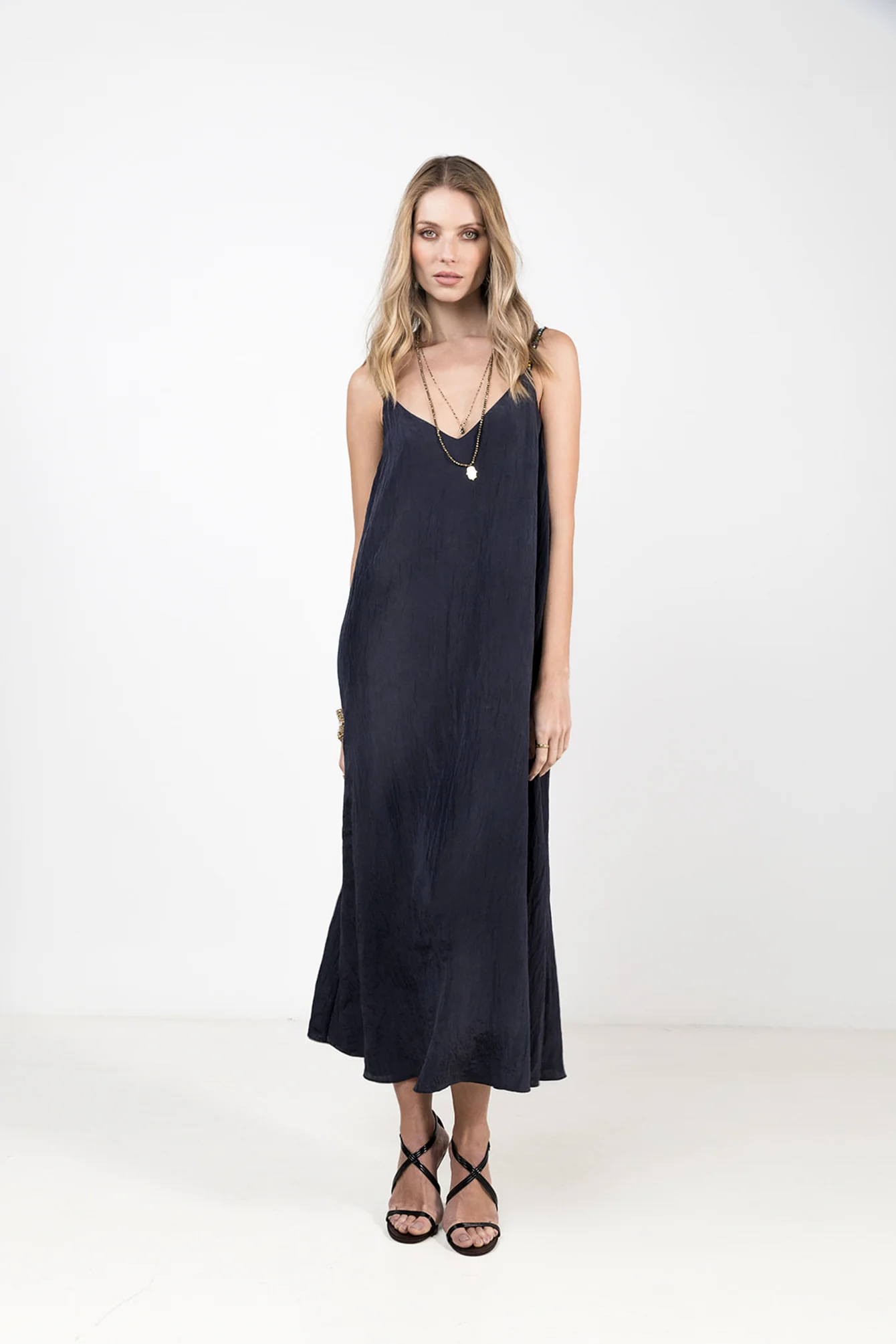 Robe longue marine bretelles perlées - Image 3