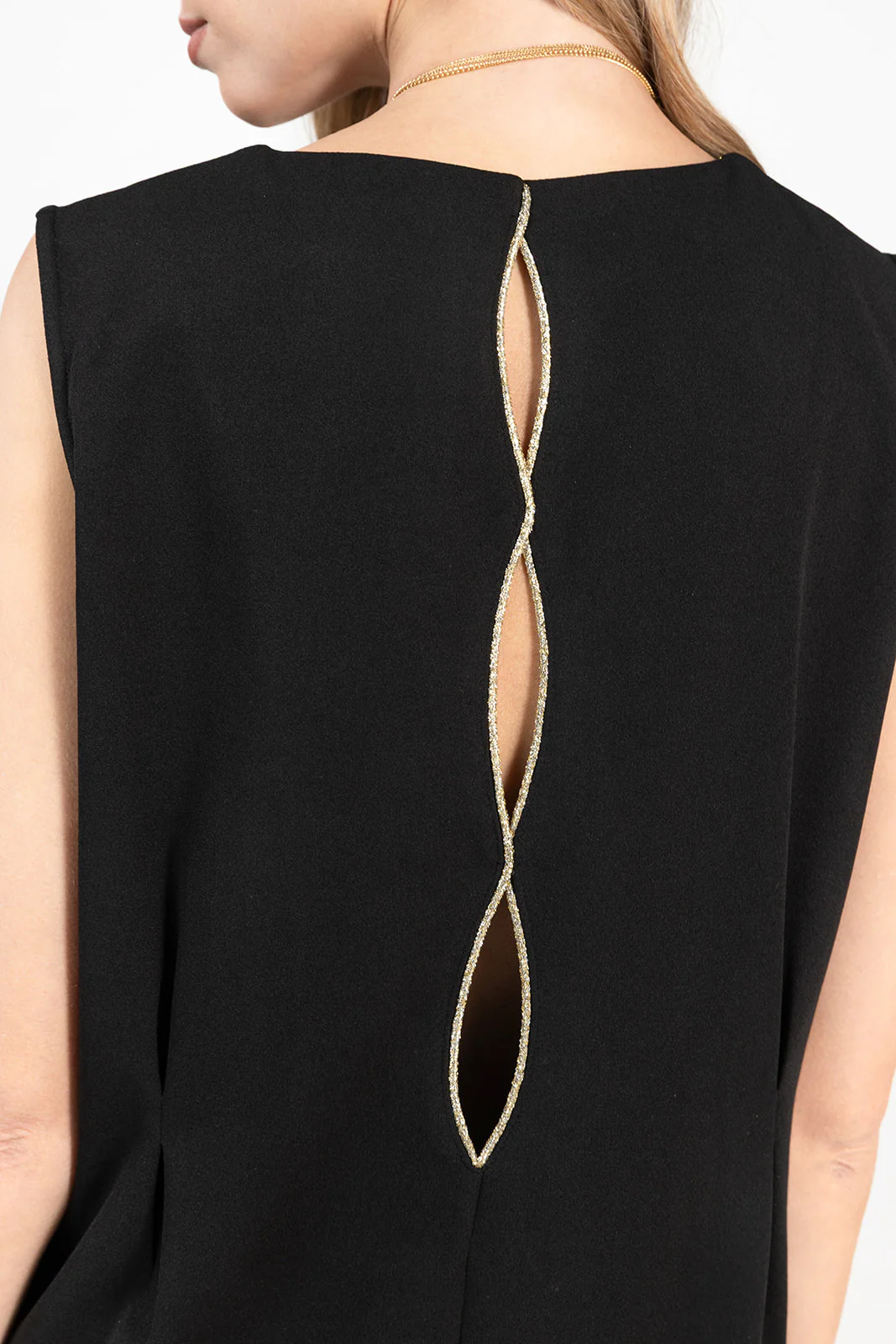 Robe noire courte élégante décolleté V - Image 4