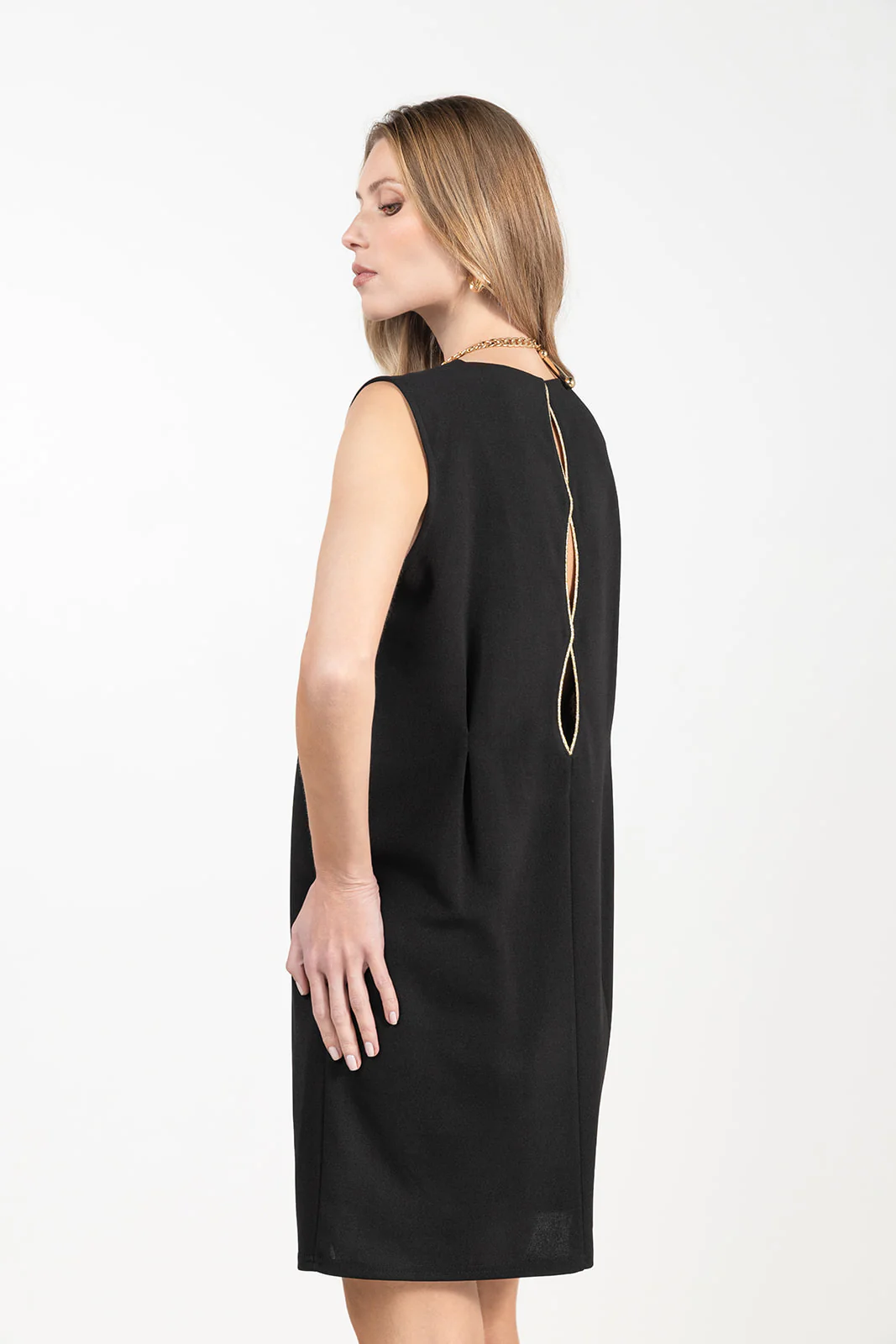 Robe noire courte élégante décolleté V - Image 5