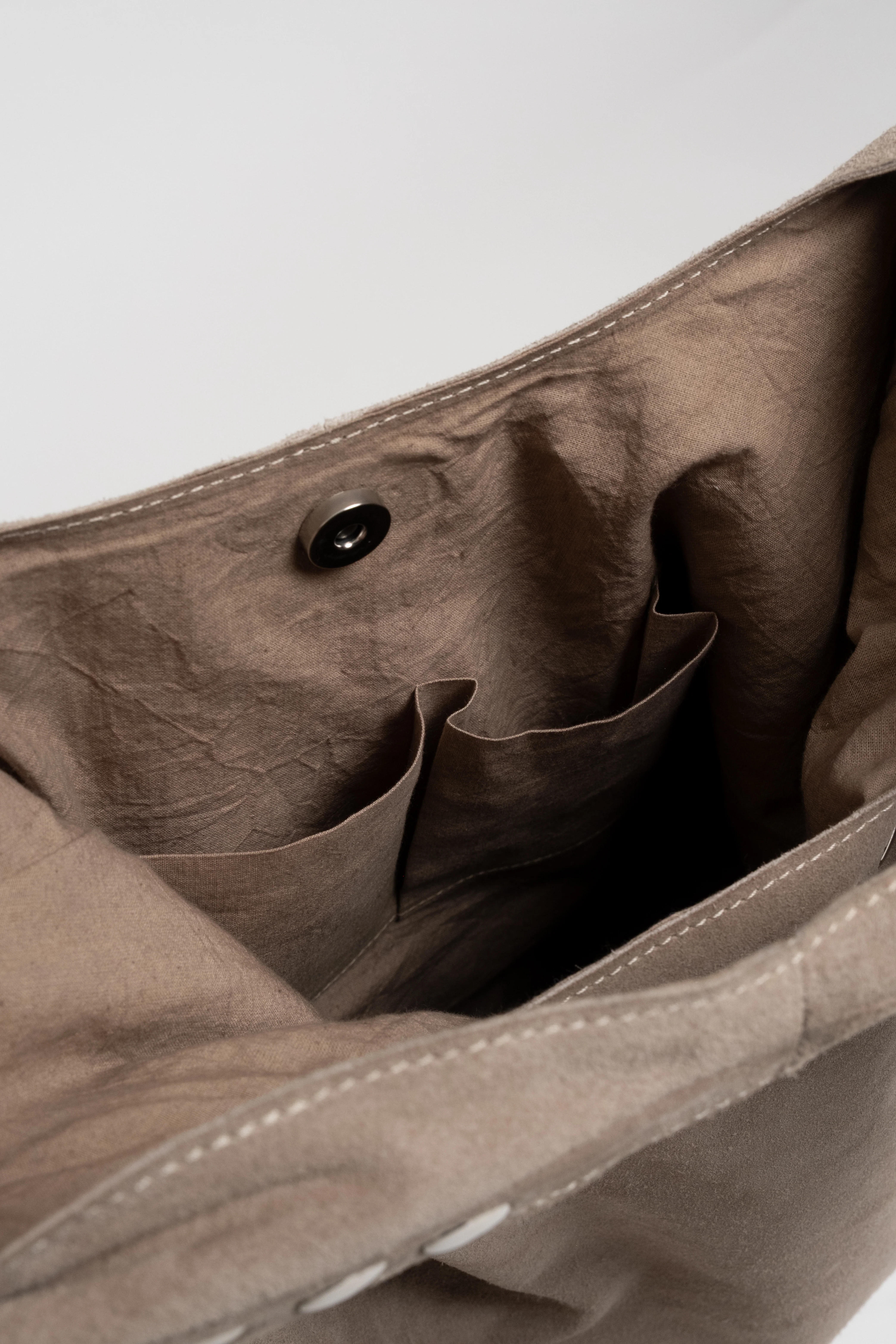 Sac besace beige daim détails métal - Image 4