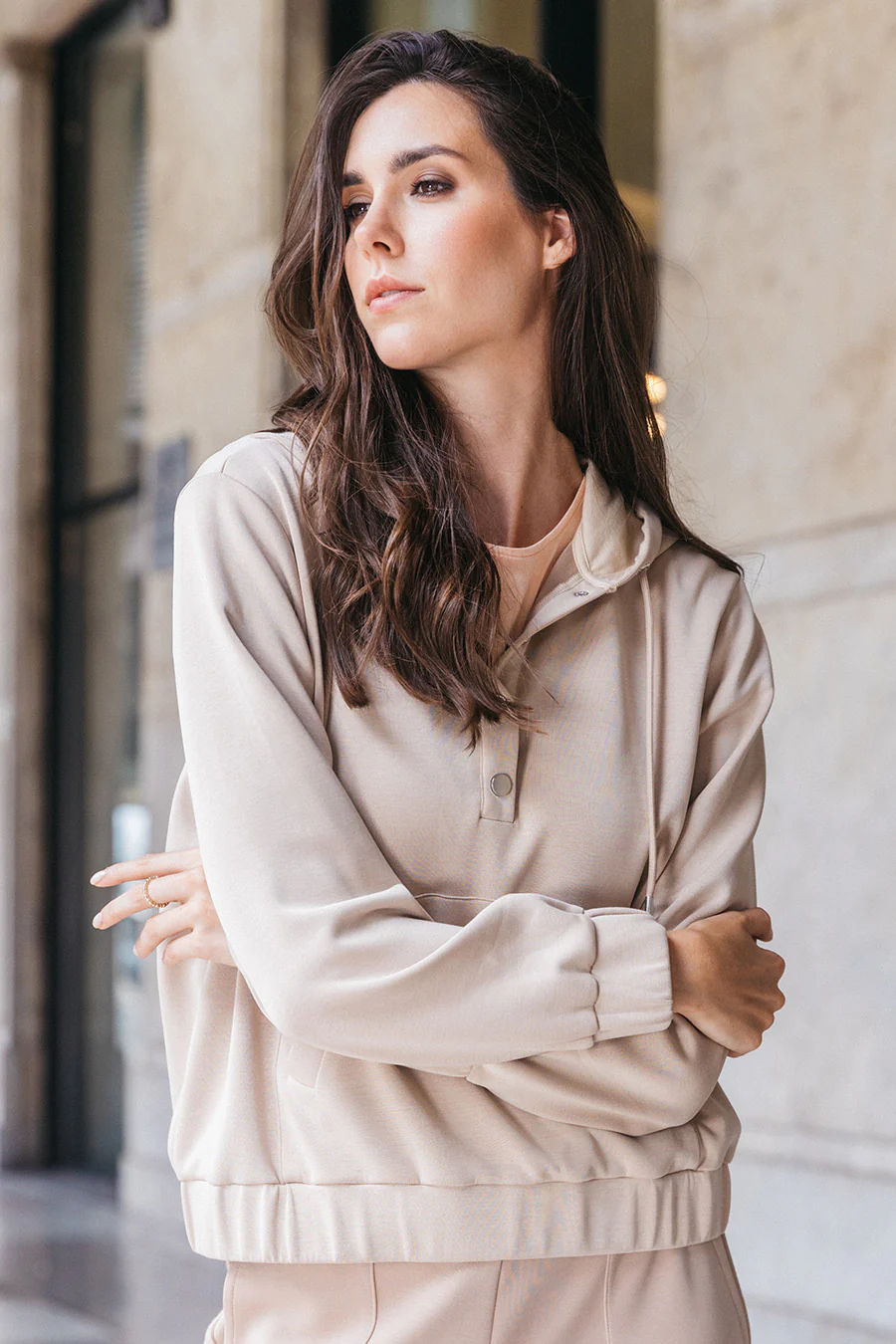 Sweat à capuche extra doux beige - Image 4