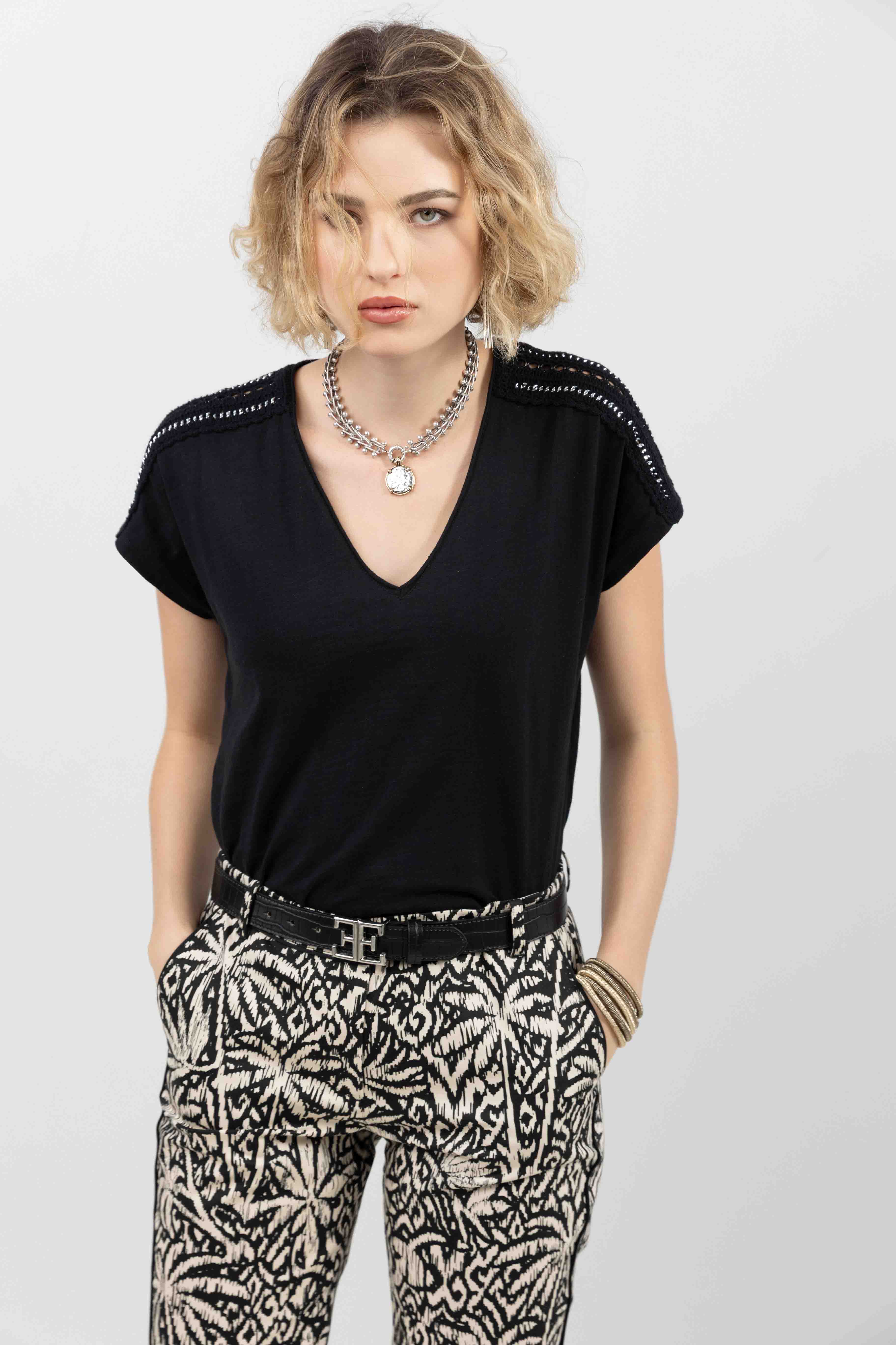 T-shirt noir épaules en crochet - Image 3