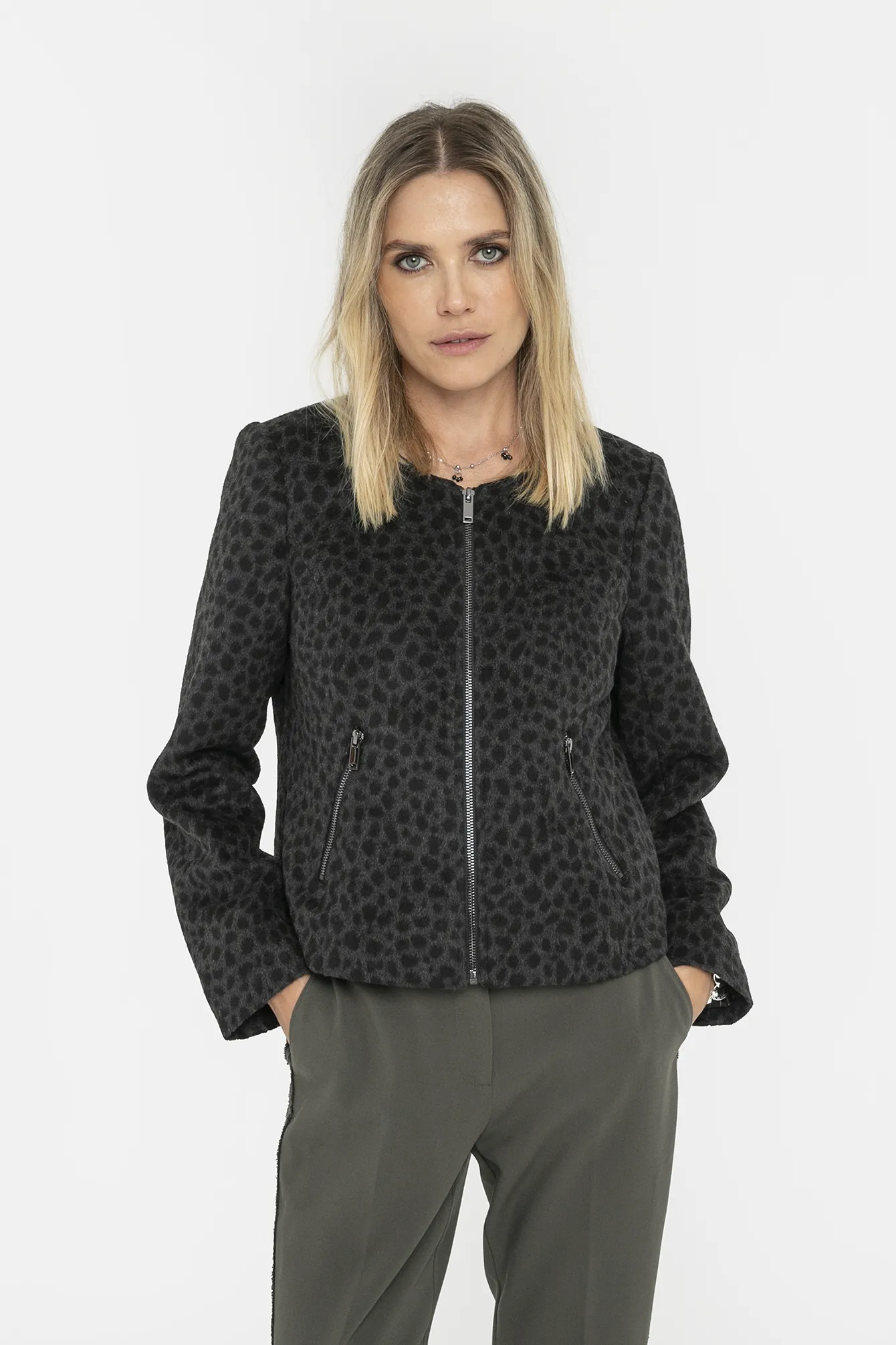 Veste inspiration couture imprimé léopard noir et gris - Image 4