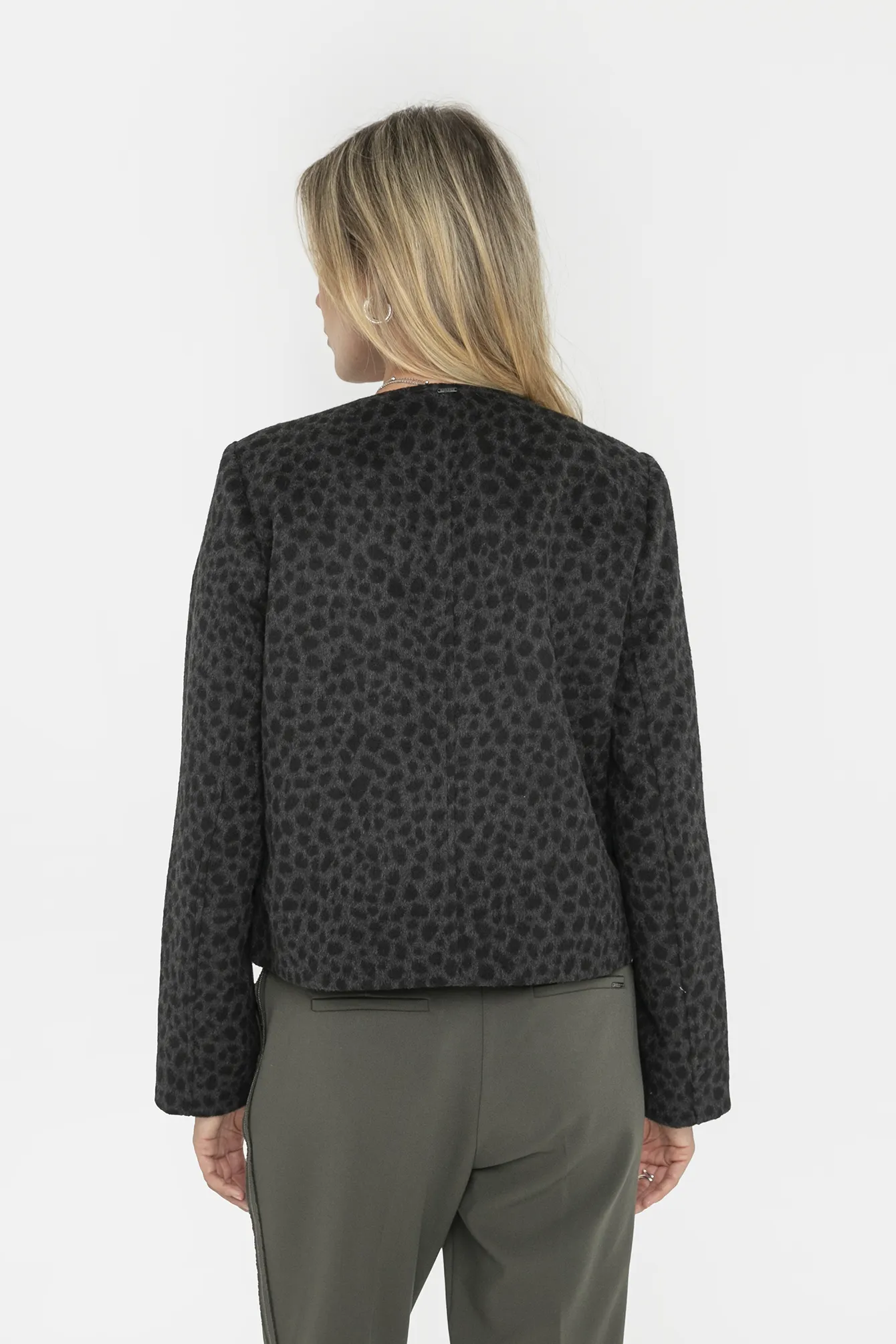 Veste inspiration couture imprimé léopard noir et gris - Image 5