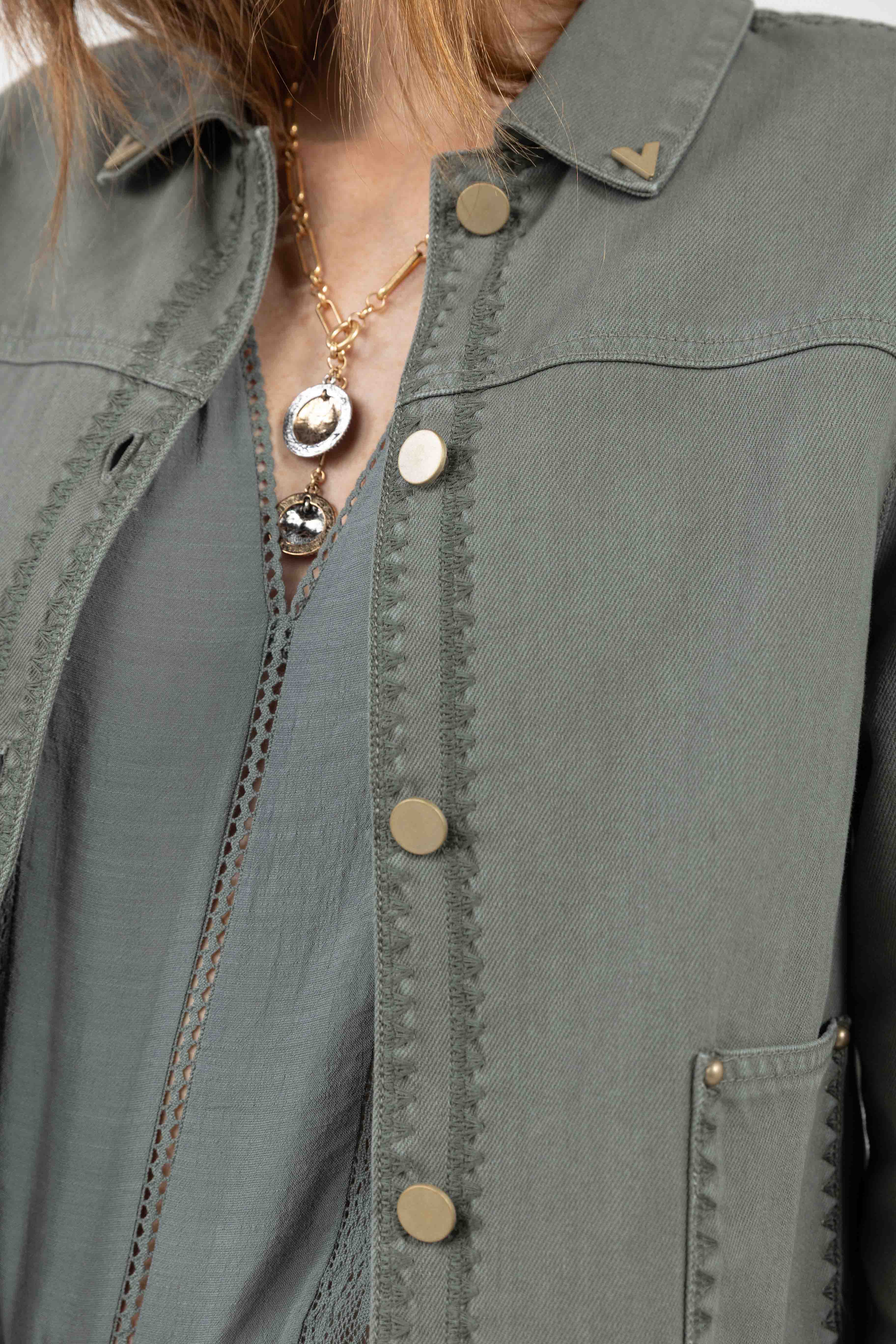 Veste kaki brodée casual chic - Image 3