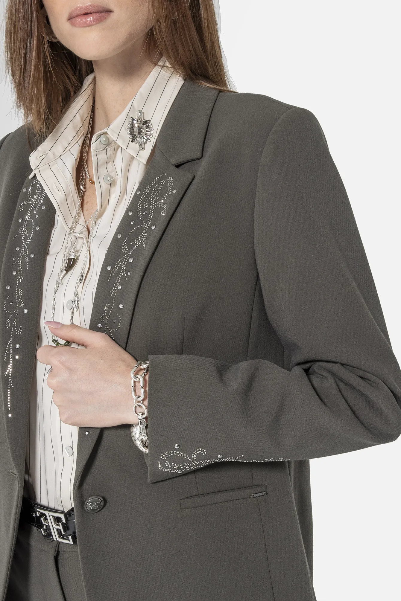 Veste tailleur Ă strass et clous kaki - Image 3