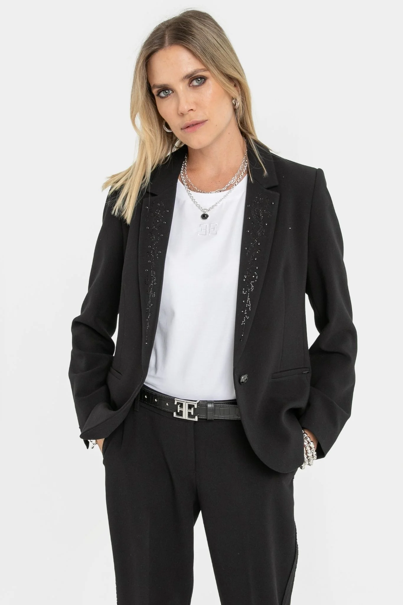 Veste tailleur Ă strass et clous noir